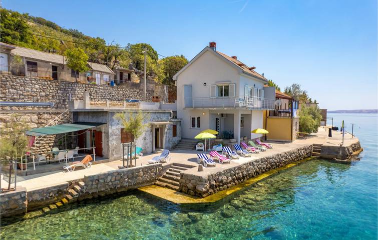 Ganze Ferienwohnung, Charmantes Apartment, 2 km von der Küste entfernt: Gemütliches Apartment mit Terrasse und Parkplatz in Lukovo, Kvarner Festland