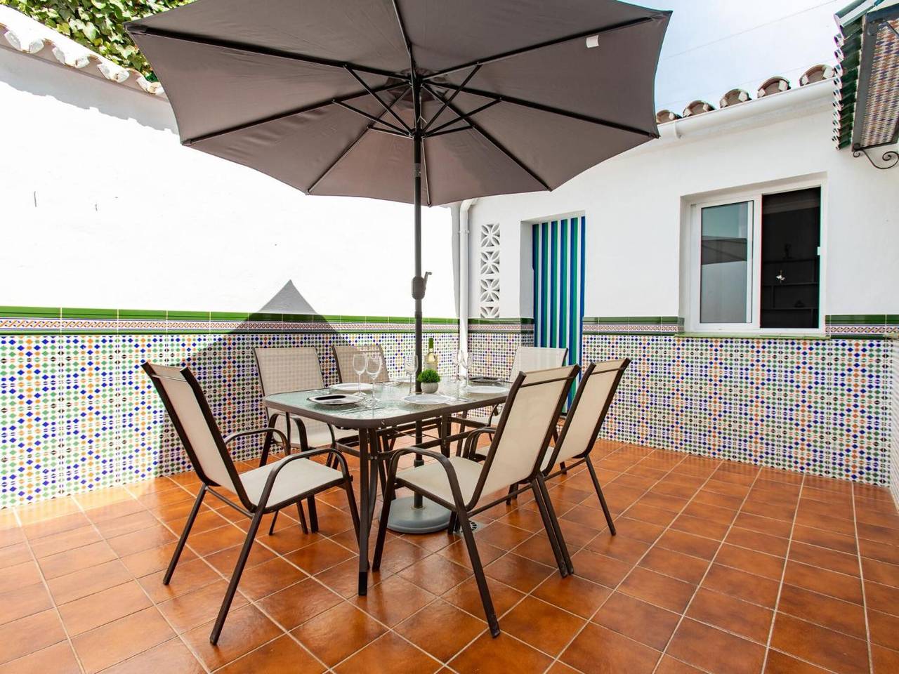 Maison de vacances « Centre-ville avec Jacuzzi » – Vue montagne, Wi-Fi et climatisation in Playa de Burriana, Nerja