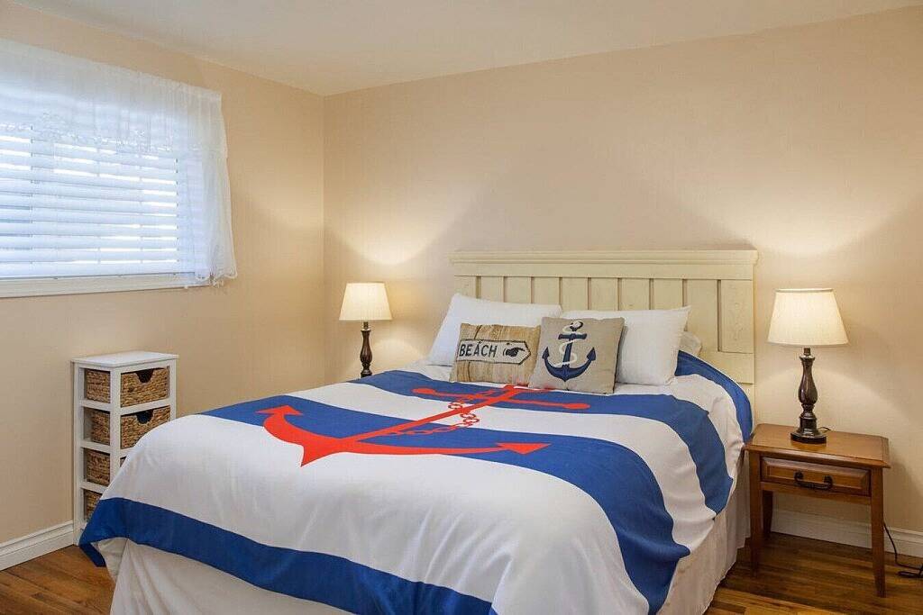 Ganze Wohnung, 3 Bdrm, 2 Bad, Kamin, direkt am Meer, Balkon. W-lan. Schlaf 2-8 in Oceanlake, Lincoln City