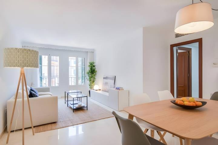 Entire apartment, Encantador y espacioso apartamento de 4 habitaciones y balcones en el centro histórico ubicación inmejorable in Málaga Central District, Malaga