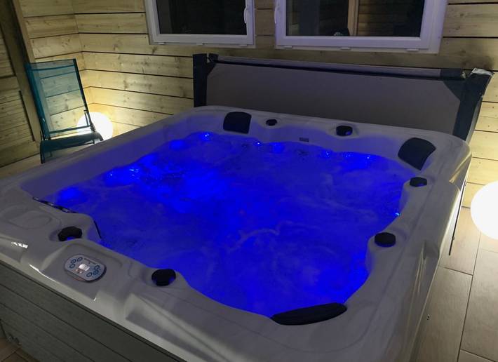 Gîte pour 8 personnes, avec terrasse ainsi que jacuzzi et jardin