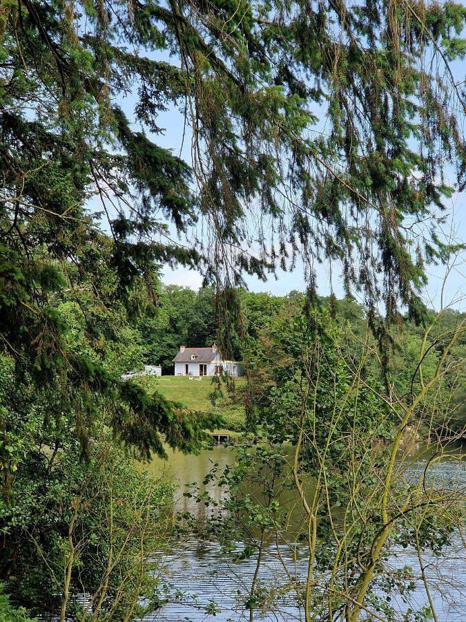 Location de vacances pour 8 personnes, avec vue ainsi que vue sur le lac et jardin, animaux acceptés à Lanrelas