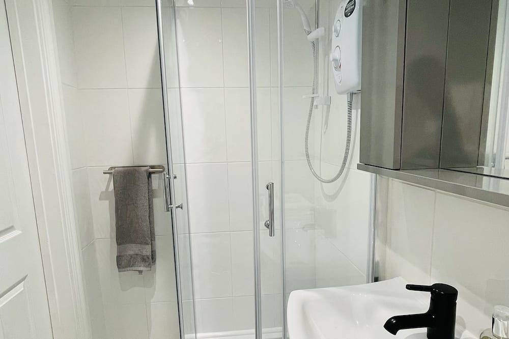 Luxury one bedroom guesthouse M6, Junction 10 in Walsall, Birmingham Area