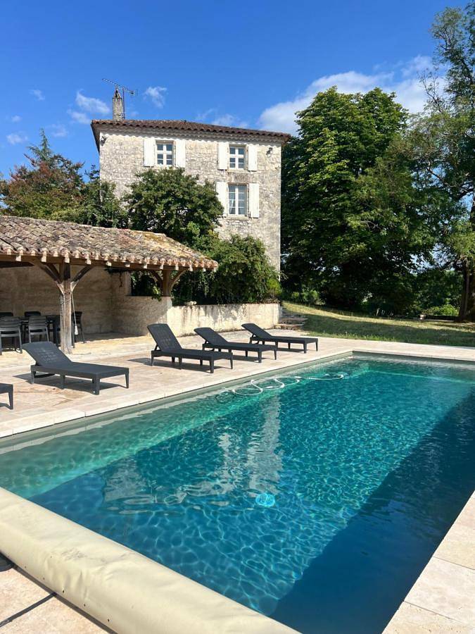 Location de vacances pour 4 personnes, avec terrasse ainsi que vue sur le lac et piscine à Roquecor