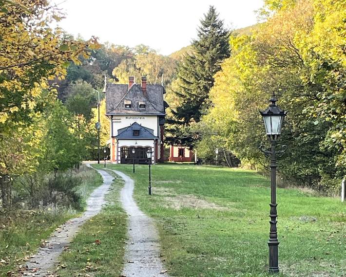 Ferienhaus ‚Bahnhof Hohenstein‘ – mit 7.000 Quadratmeter großem Grundstück zur alleinigen Nutzung in Hohenstein, Rheingau-Taunus-Kreis