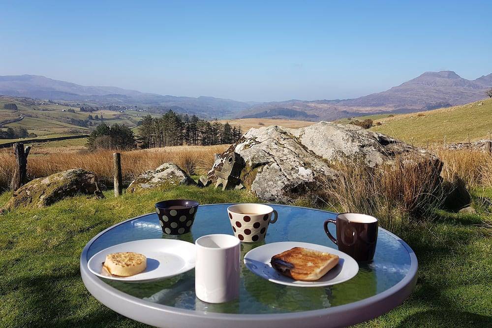 Restored Welsh cottage, pet friendly, wood burning stove, walks from the door. in Snowdonia