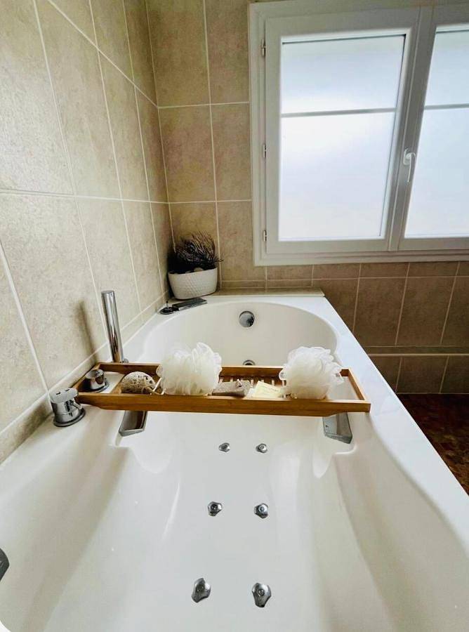 Location de vacances pour 8 personnes, avec piscine ainsi que jardin et vue à Magné - 3