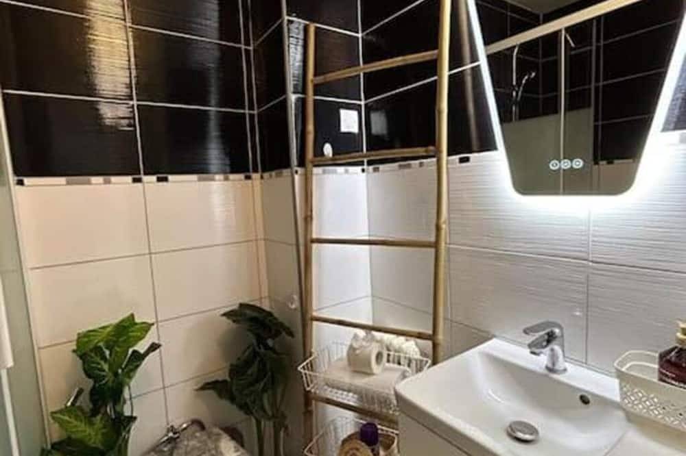 Entire apartment, Studio Le Cosy Jungle close to the station and historic center in Chartres, Chartres region