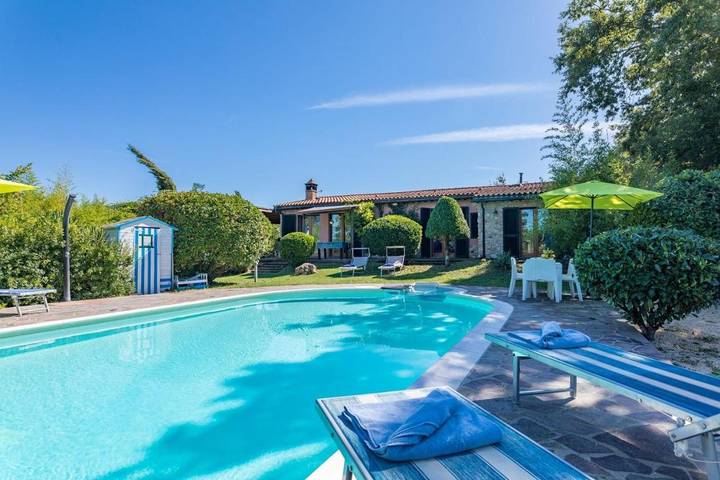 Villa pour 7 personnes, avec Jacuzzi et Terrasse ainsi que Jardin et Piscine à Monticiano