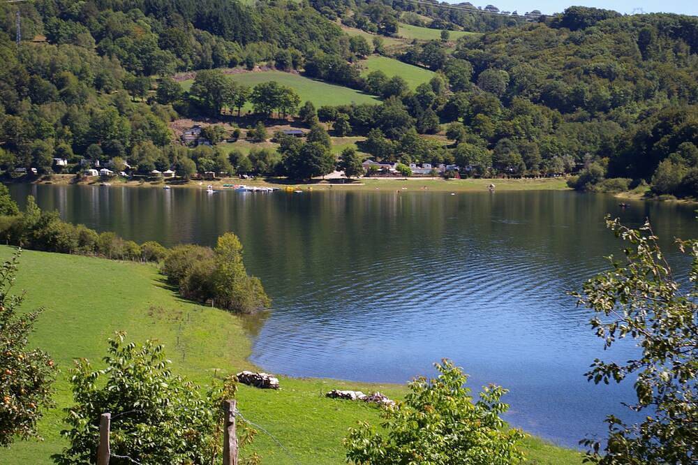 Tente Bengali au bord de l'eau in Montpeyroux (Midi-Pyrénées), Parc naturel régional de l'Aubrac