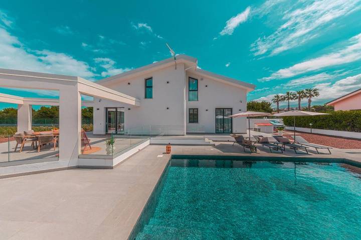 Villa con piscina per 6 persone, con giardino e panorama nonché piscina in Campofelice di Roccella