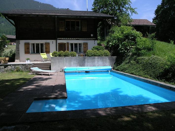 Cabin for 6 people, with pool and yard in Switzerland