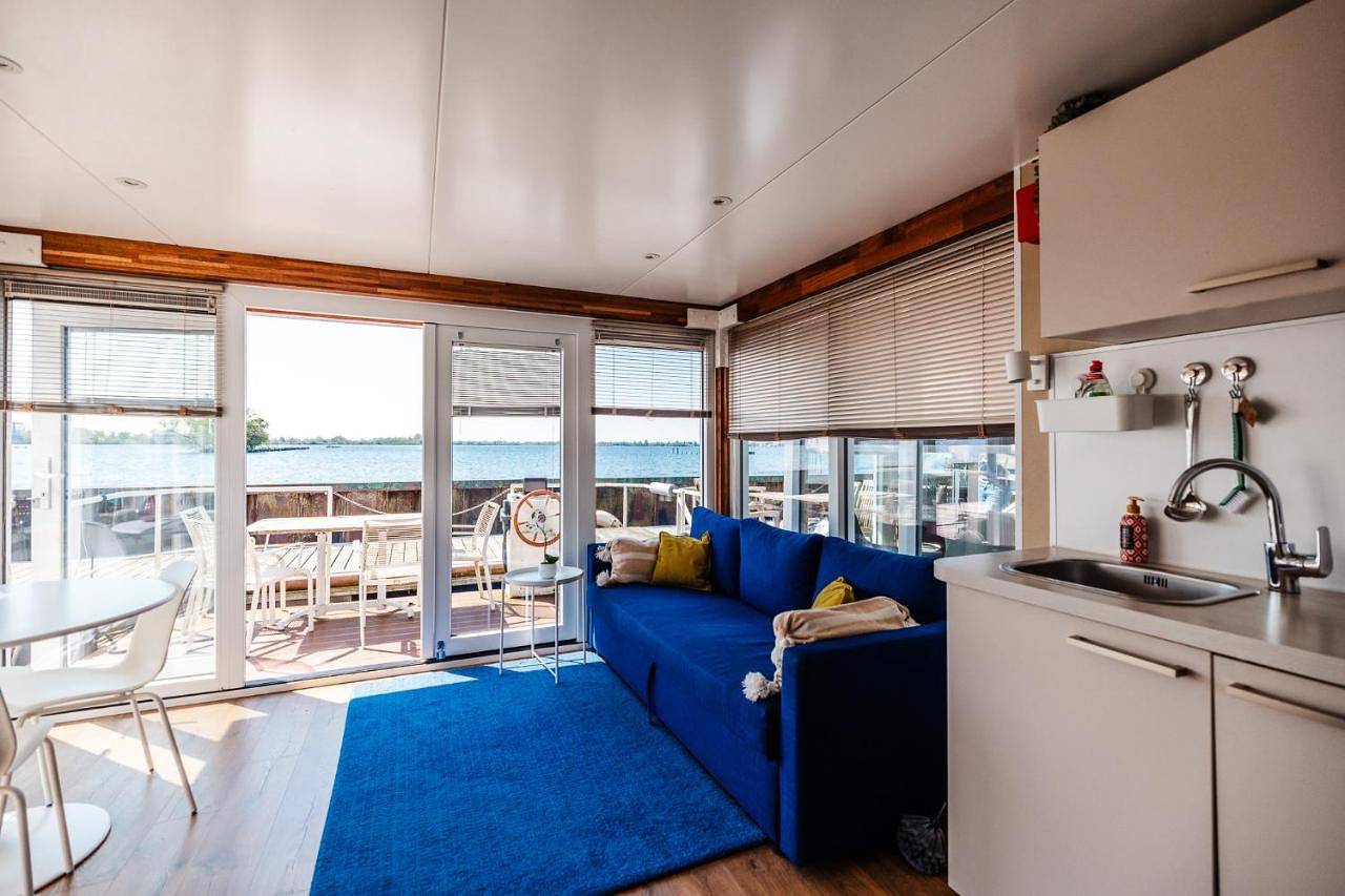 Floating Holiday Home - 15 mins to Ams in Vinkeveen, Groene Hart