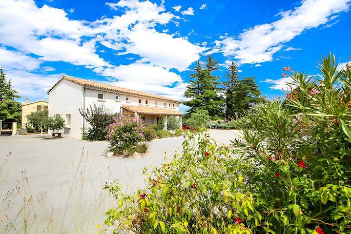 Gîte pour 29 personnes, avec jardin ainsi que piscine et terrasse à Banne - 3