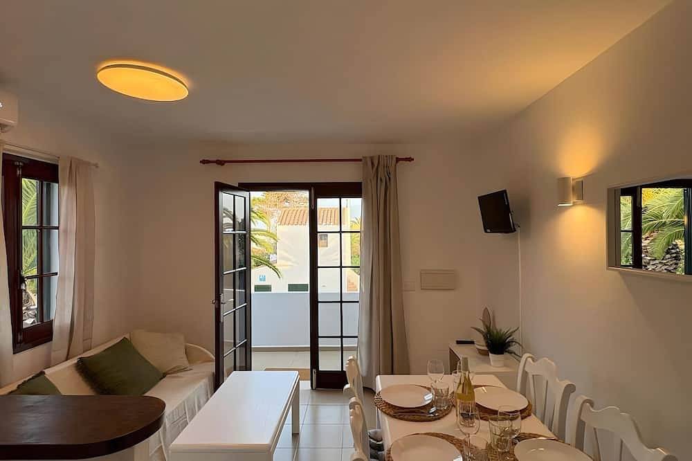 Entire apartment, Apartment 'On the Beach with Pool' with Shared Pool, Wi-Fi, and Air Conditioning in Son Xoriguer, Ciutadella