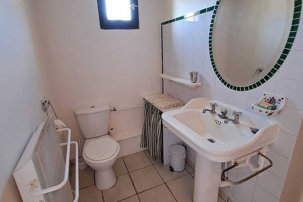 Renovated Farm House Bed  breakfast close to Macon in Grièges, Bourg-en-Bresse region