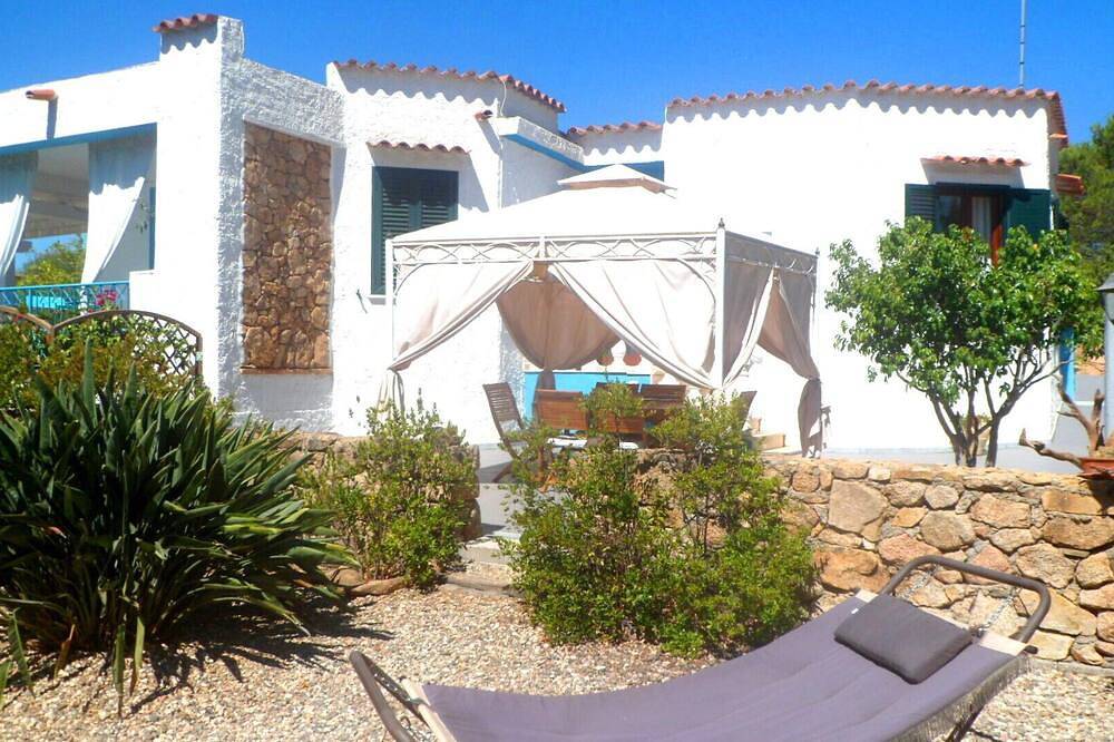 Casa Niperu en el campo a pocos metros de las playas de Cala Ginepro in Cala Ginepro, Orosei