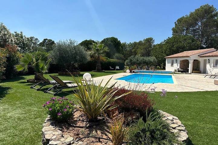 Appartement de vacances pour 2 personnes, avec piscine ainsi que jardin et terrasse