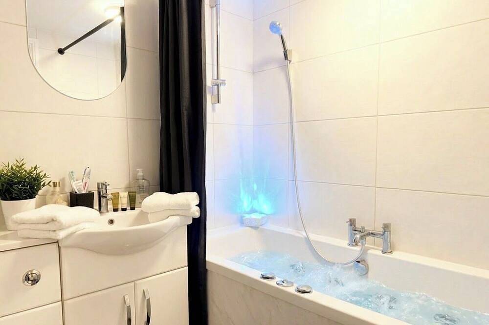 Ganze Wohnung, Luxury Luton Retreat 4 Poster bed+Jacuzzi bath+Massage chair+Luton Station in Luton, Chiltern Hills