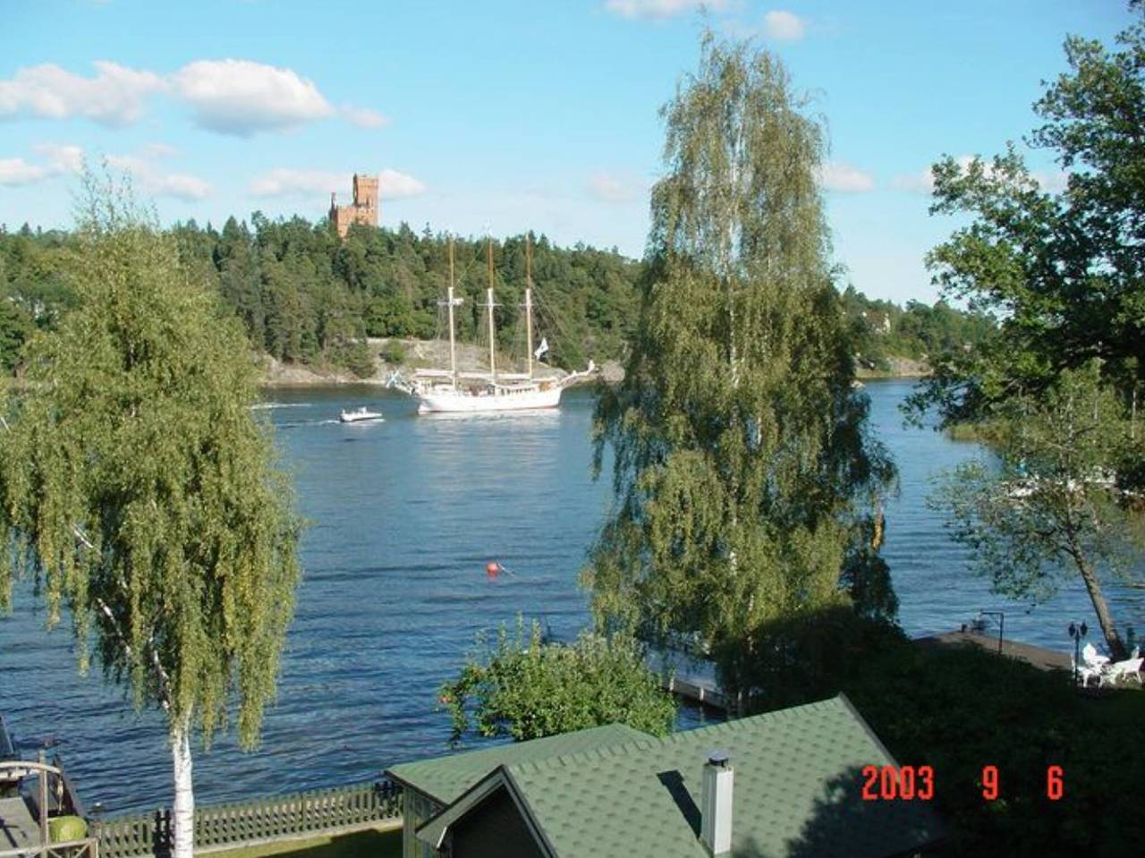 Serene lakeside cabin next to the sea just 10 minutes from Stockholm city! in Swedish Baltic Sea
