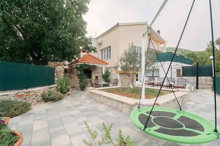 Ferienhaus für 9 Personen, mit Garten und Balkon sowie Pool und Whirlpool