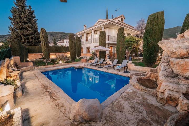 Casa rural para 12 personas, con Balcón y Jacuzzi además de Terraza y Jardín en El Padul