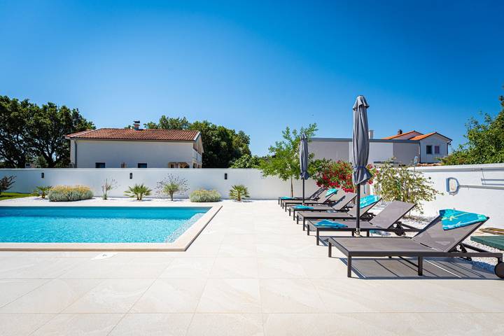 Villa pour 6 personnes, avec Balcon/Terrasse ainsi que Jardin et Piscine à Kavran - 3