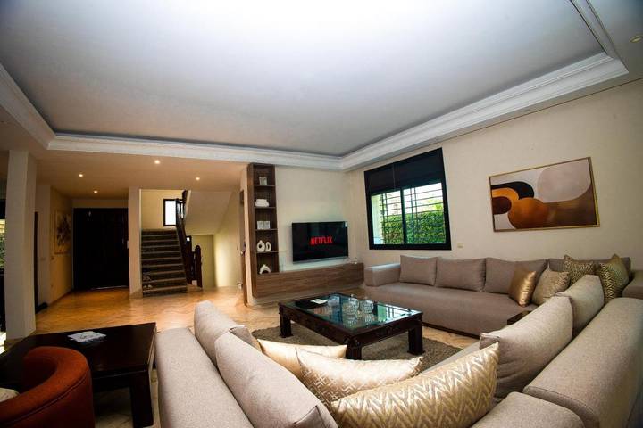 Villa pour 16 personnes, avec terrasse et sauna ainsi que jardin et piscine, animaux acceptés à Casablanca