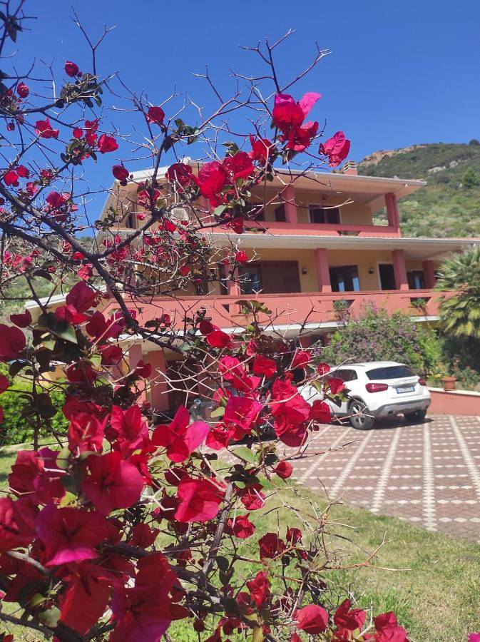 Gîte pour 2 personnes, avec vue ainsi que jardin et piscine à Bosa Marina - 2