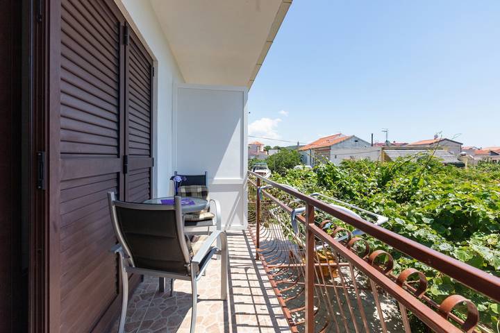 Apartament wakacyjny dla 2 osób, z balkon/ taras w Pirovac