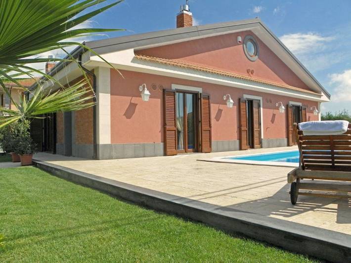 Location de vacances pour 11 personnes, avec Balcon et Terrasse ainsi que Jardin et Piscine à Pedara