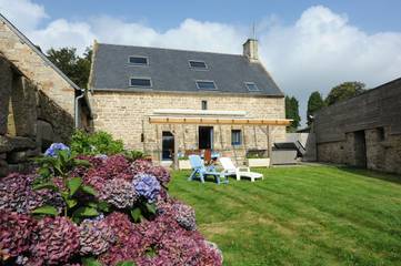 Gîte pour 10 personnes, avec terrasse et jacuzzi ainsi que jardin et sauna à Langoëlan
