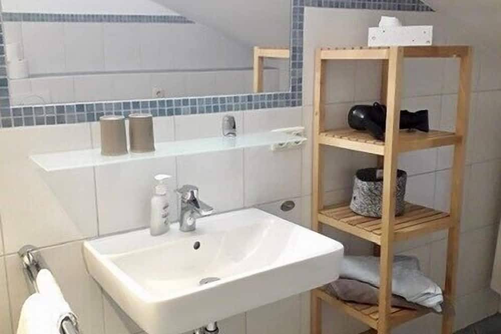 Ganze Wohnung, Ferienwohnung Chiemsee für 2-4 Personen (65 qm,Dg) in Weisham, Bernau am Chiemsee