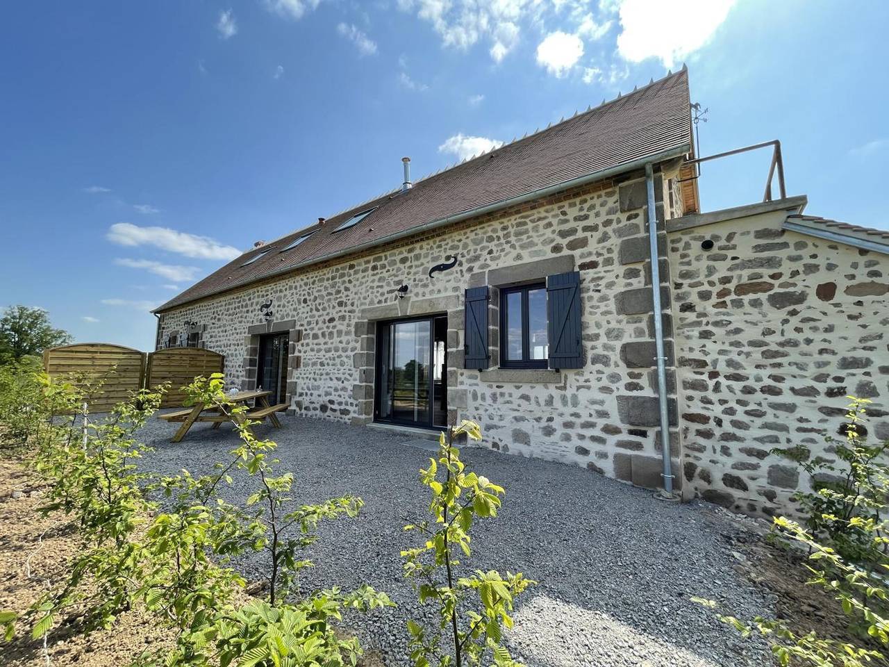 Casa de campo renovada del siglo Xviii con jardín, chimenea, Wi-Fi y aparcamiento in Ygrande, Allier (desambiguación)