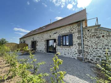 Gîte pour 8 personnes, avec terrasse et jardin à Ygrande
