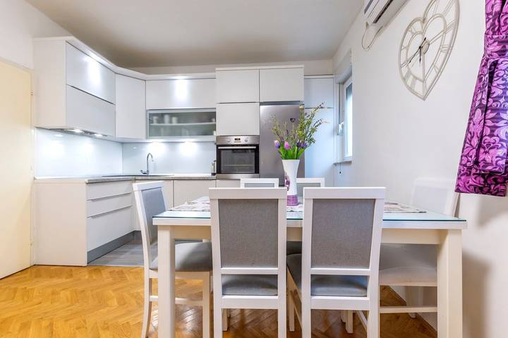 Apartamento entero, Apartamento de vacaciones para 6 personas con balcón/terraza in Grljevac (Podstrana), Podstrana