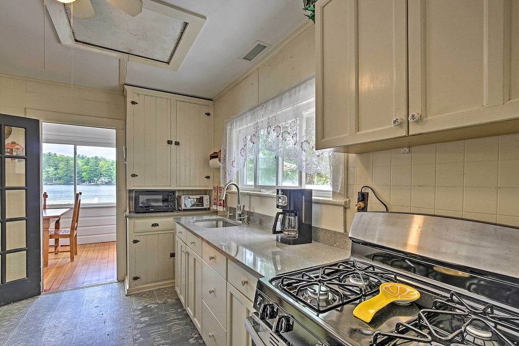 Haustierfreundliches Berkshires Home mit Dock und Feuerstelle! in New Marlborough, Berkshire County