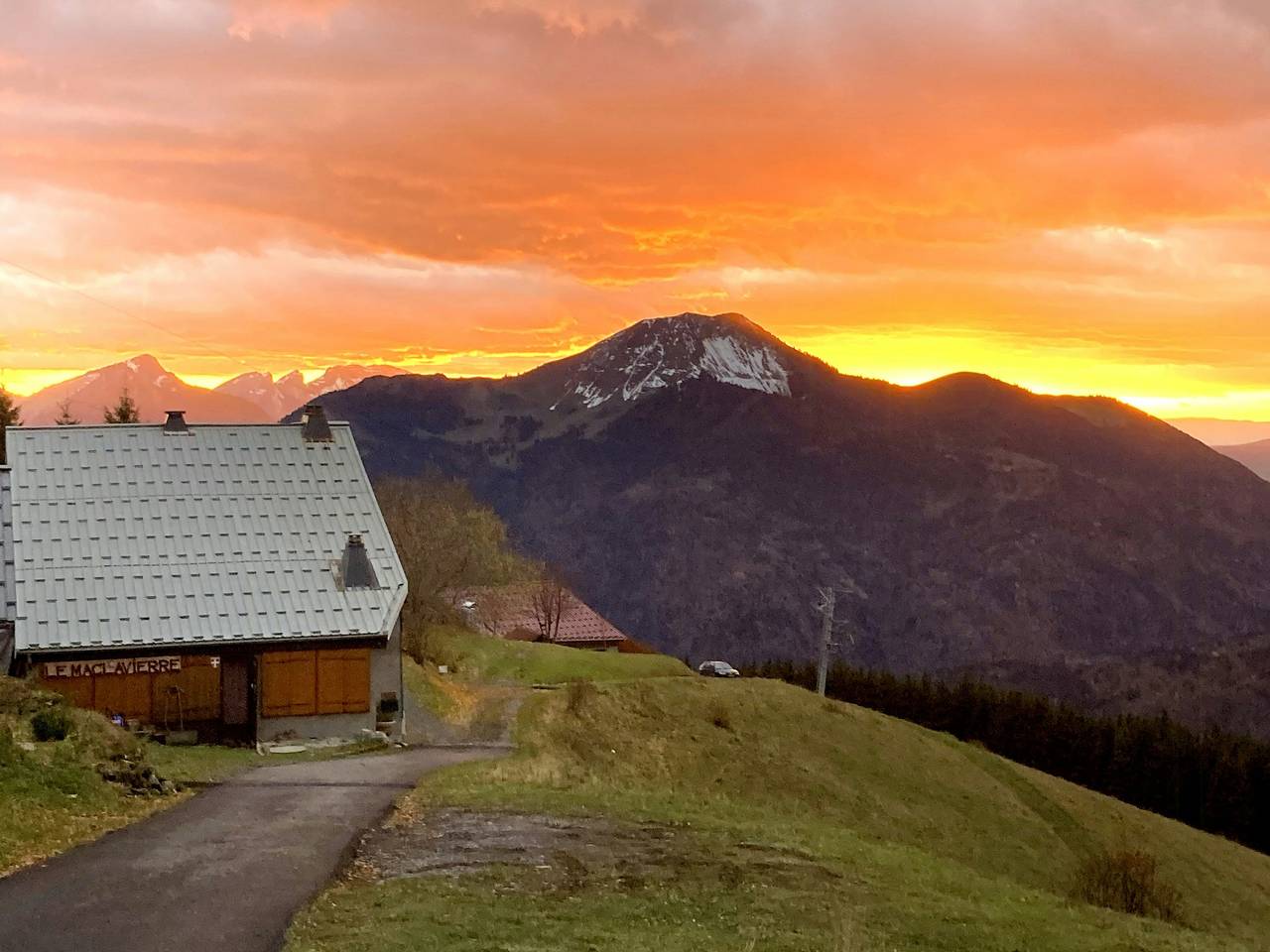 Renoviertes Chalet direkt an den Pisten mit Whirlpool in Mieussy, Region Bonneville
