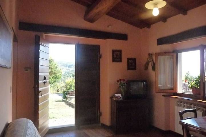 Toscana, en middelalderlig landsby med swimmingpool og udsigt over slottet af gr in Pratovecchio Stia, Casentino