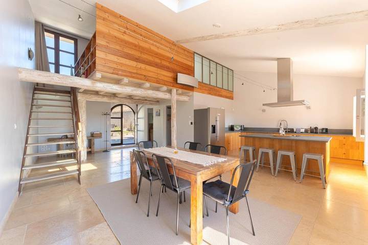 Location de vacances pour 6 personnes, avec piscine ainsi que jardin et vue à Mane