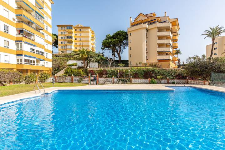 Entire apartment, Apartment "Paradise" on the Beach with Pool, Tennis Court, Terrace & Wi-Fi in Benalmádena Costa, Benalmádena