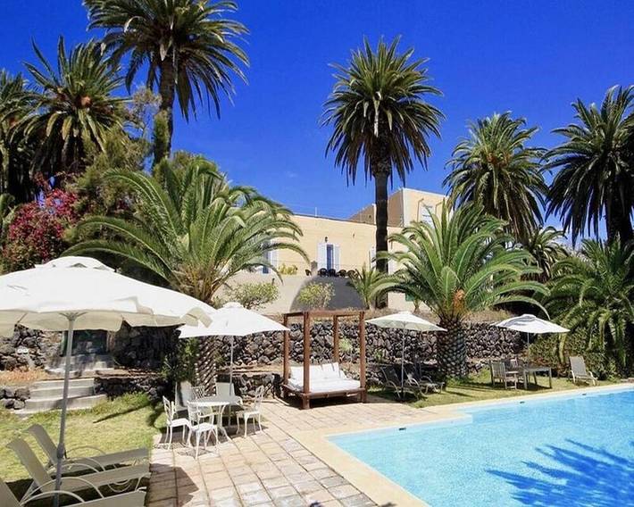 Alojamiento y desayuno para 14 personas, con Balcón y Jacuzzi además de Terraza y Jardín en Adeje