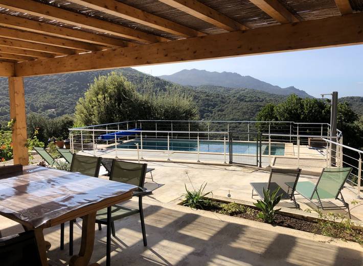 Gîte pour 4 personnes, avec piscine et terrasse ainsi que jardin et jacuzzi