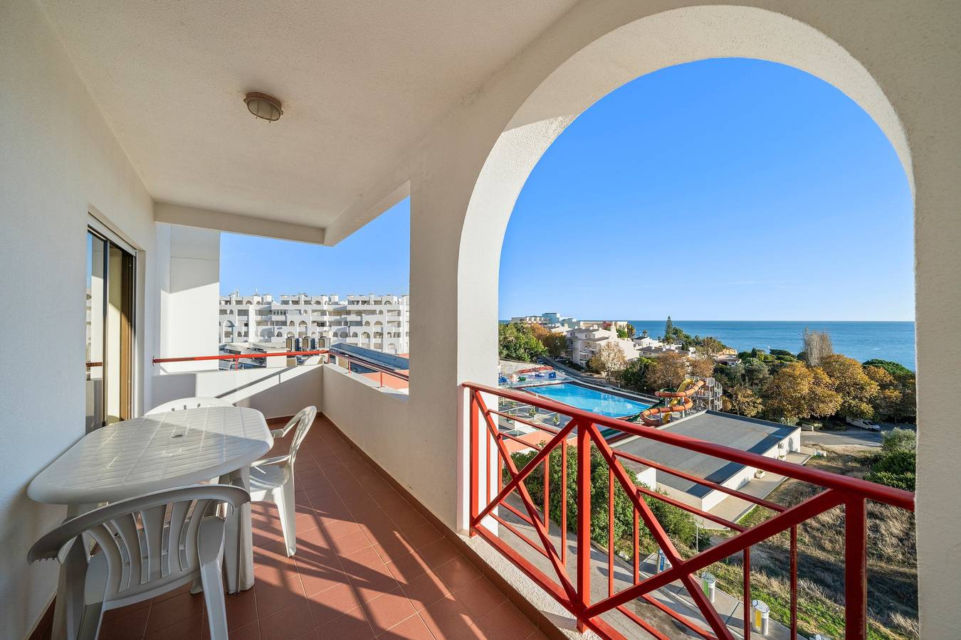 Ganze Wohnung, 2-Zimmer-Apartment mit Gemeinschaftspool, Garten und Wlan in Alporchinhos (Atlantikküste), Porches