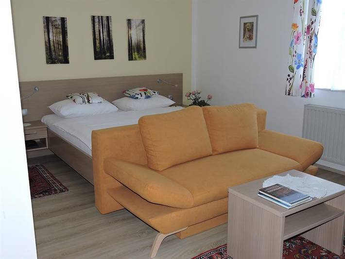 Ferienwohnung für 4 Personen, mit Sauna und Ausblick sowie Pool und Garten, kinderfreundlich - 1