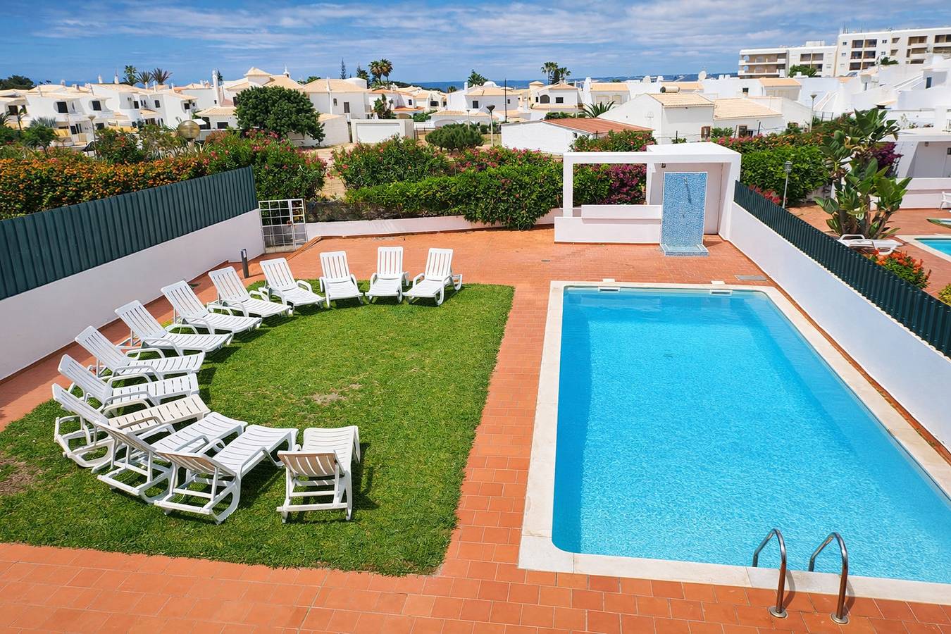 Ganze Wohnung, T2-2º vista mar, piscina, bbq, para a praia vai a in Guia, Faro Distrikt