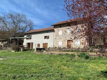 Gîte pour 17 personnes, avec terrasse et vue, animaux acceptés à Roche-en-Régnier