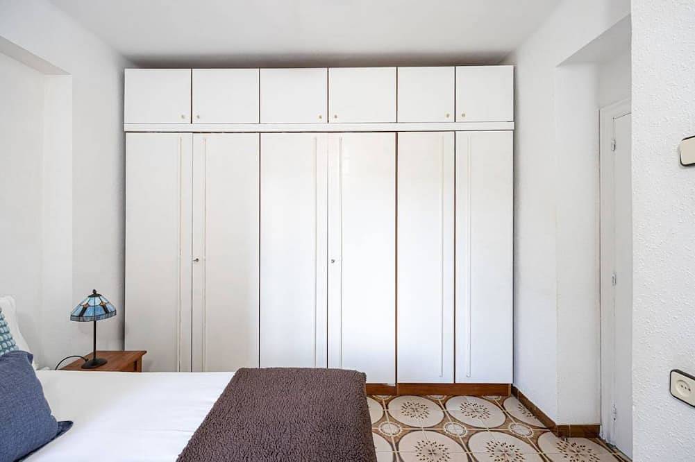 Ganze Wohnung, Step into this delightful and snug 2-bedroom retreat, meticulously renovated and thoughtfully designed to offer a pleasant and cozy stay in Barcelona. in Cornellà de Llobregat, Baix Llobregat
