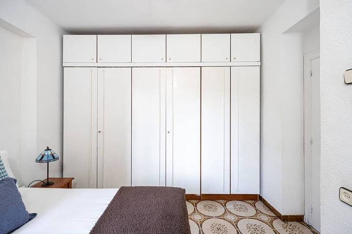 Appartement entier, Step into this delightful and snug 2-bedroom retreat, meticulously renovated and thoughtfully designed to offer a pleasant and cozy stay in Barcelona. in Cornellà de Llobregat, Baix Llobregat