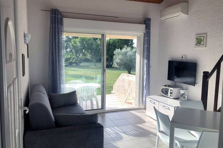 Apartamento entero, Bungalow junto al mar con playa equipada in Santa-Lucia-di-Moriani, Región de Corte
